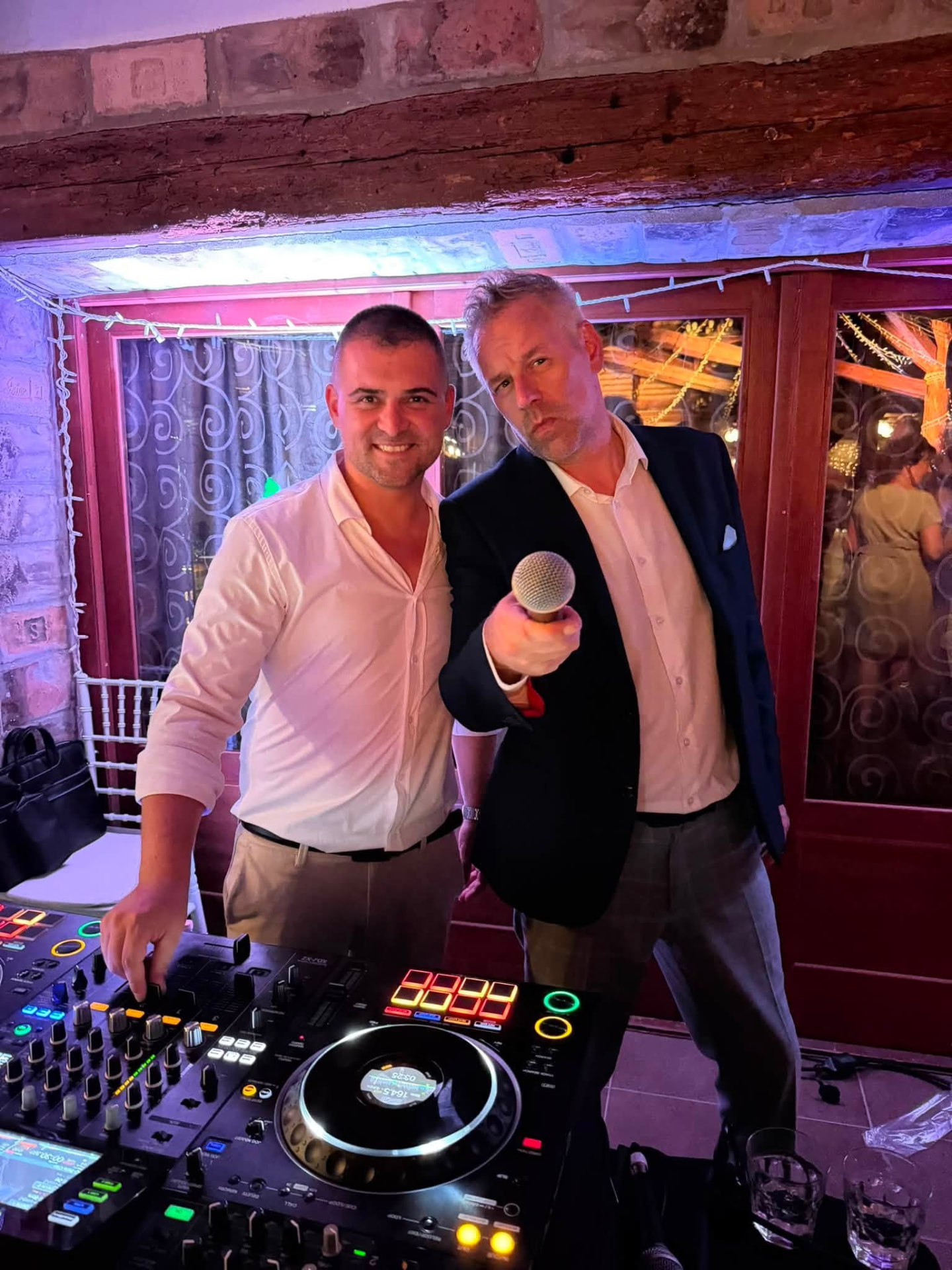 Zolee és a ceremóniamester a DJ-pultnál