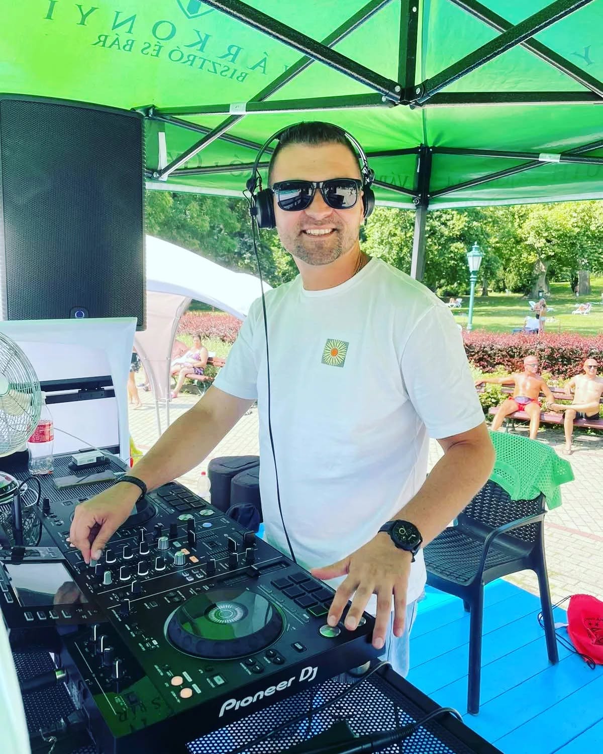 Zolee szabadtéri rendezvényen a Pioneer DJ-pultnál