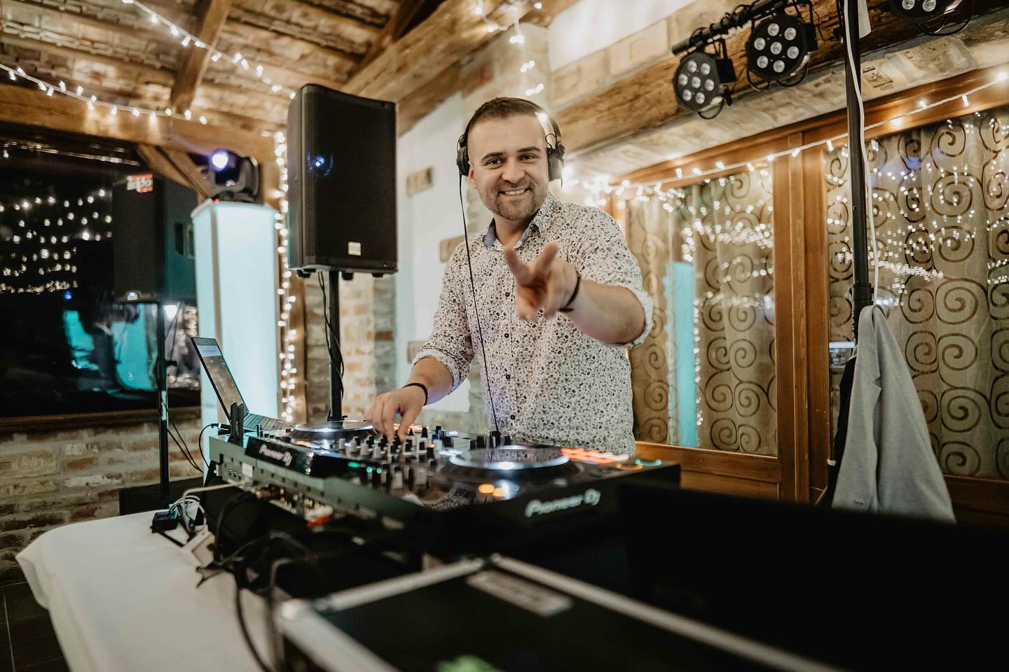 DJ Sisák Zolee a DJ-pultnál